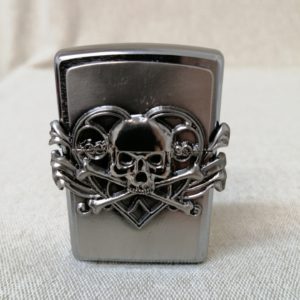 Zippo – Tête de mort en relief