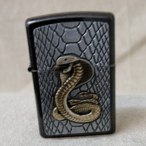 Zippo – Cobra en relief